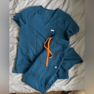 Figs Reef Blue Scrub Set